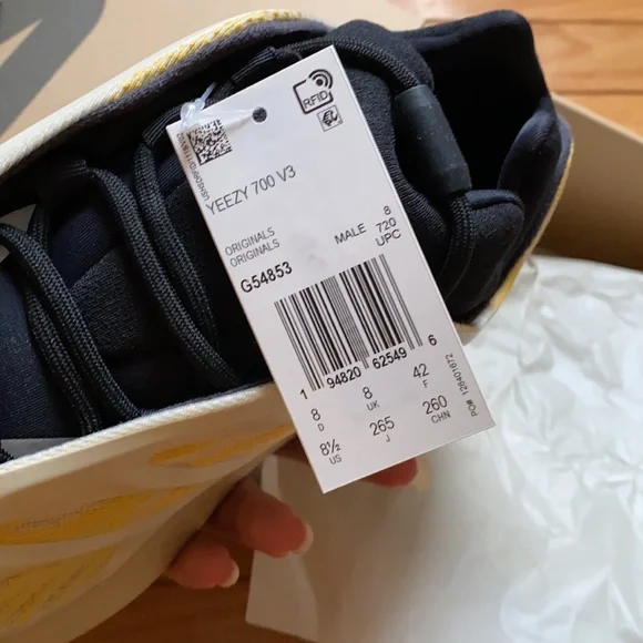 Yeezy 700 V3 - Picture 3 of 5
